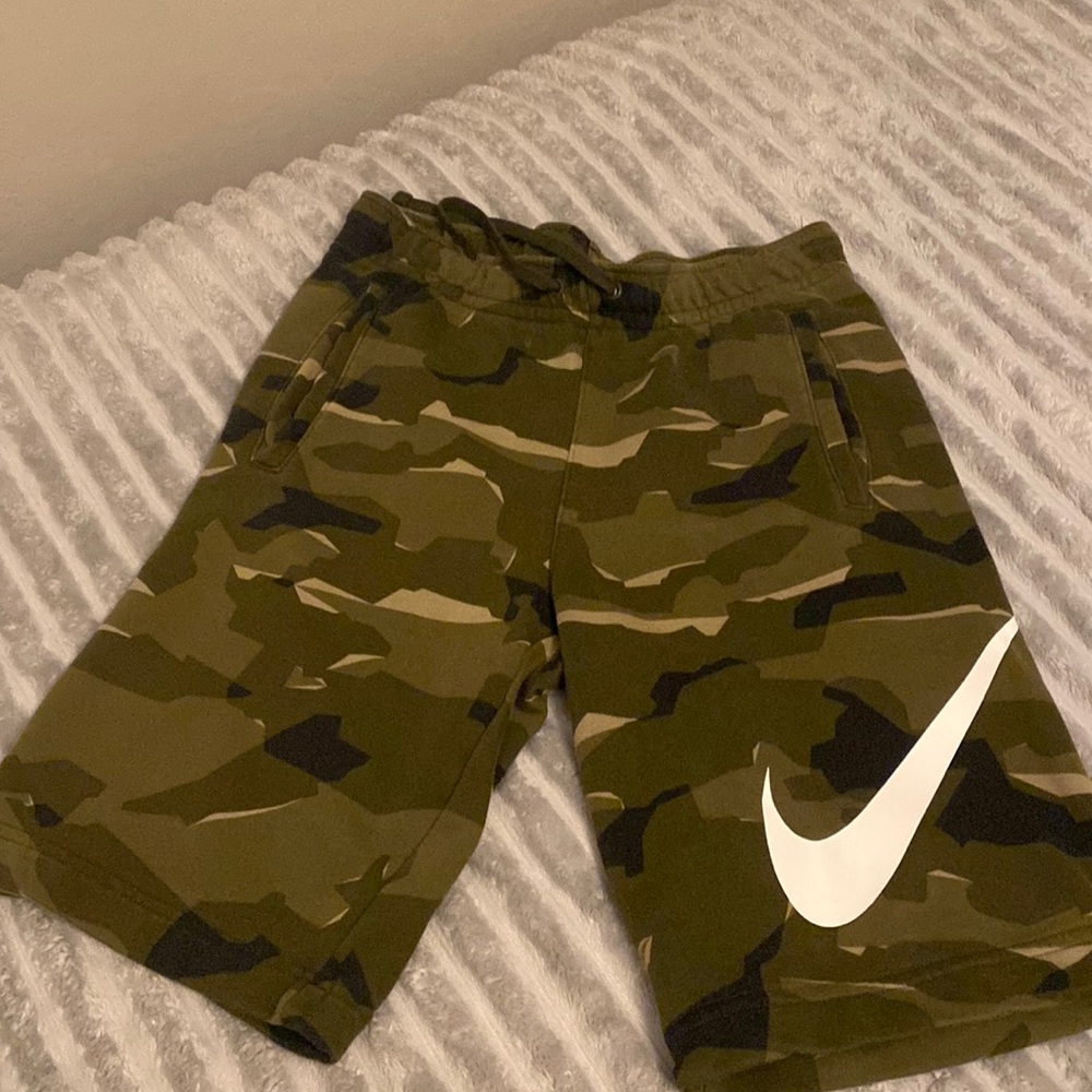 Nike men’s Small army color shorts